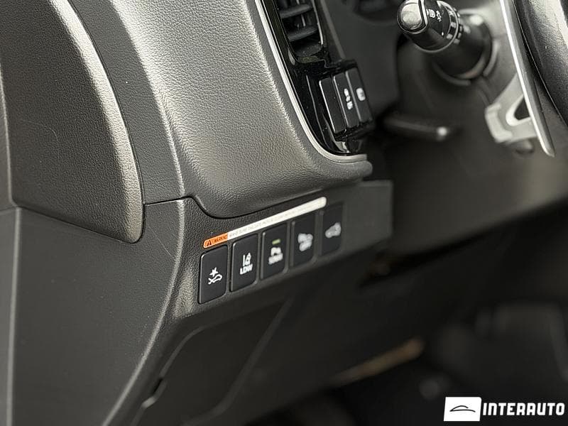 Mitsubishi Outlander 2018 — Миниатюра 10