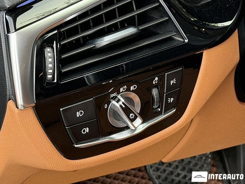 2017 BMW 530e — Miniatură 10