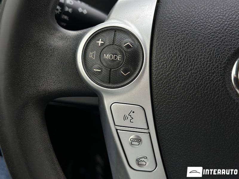 2016 Toyota Prius C — Miniatură 10