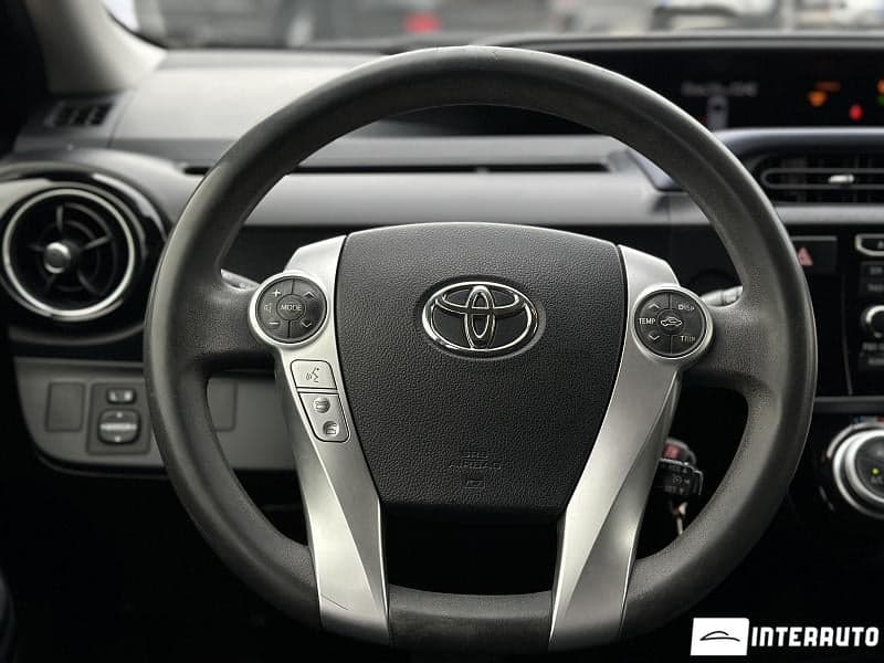2016 Toyota Prius C — Miniatură 9