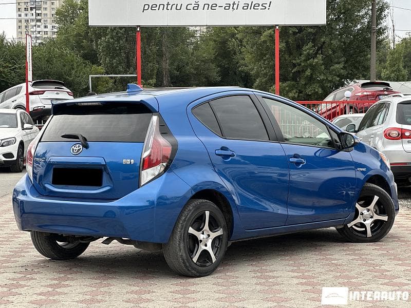 2016 Toyota Prius C — Miniatură 2